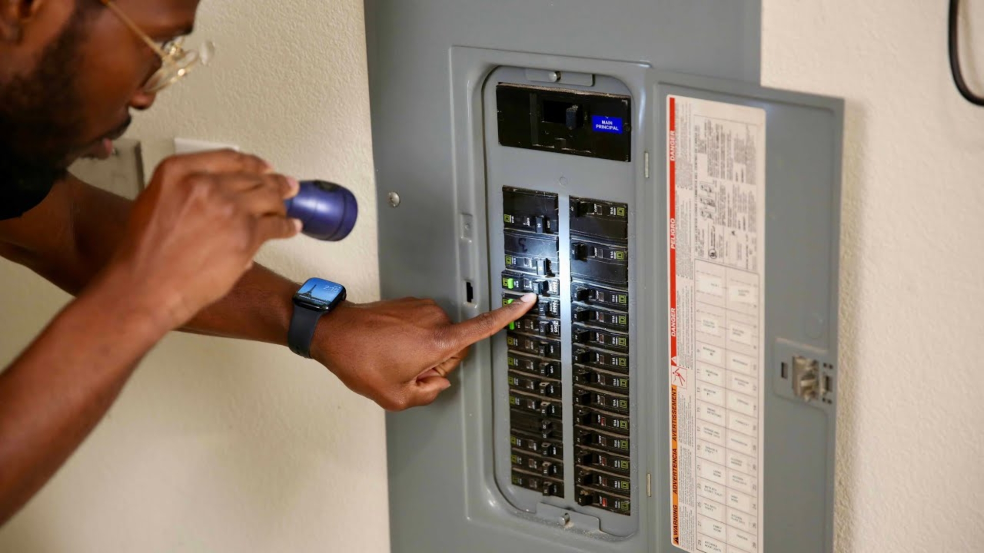 Troubleshooting garage door not opening by resetting breakers